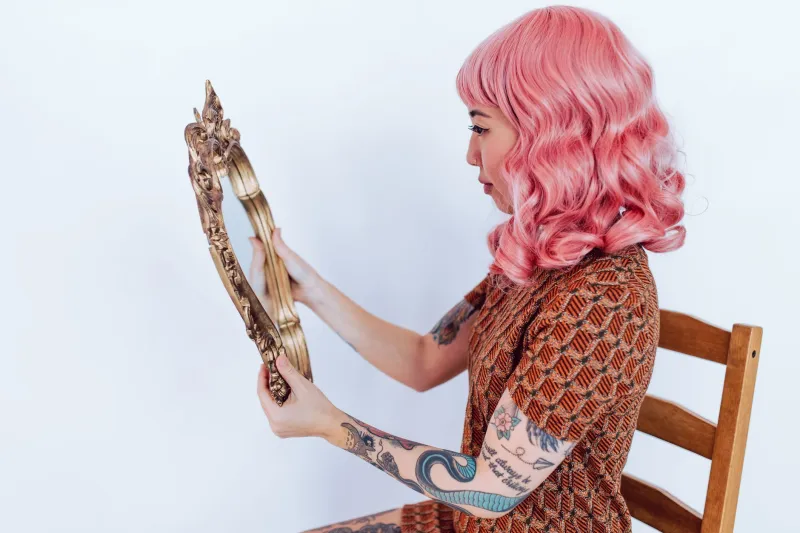 Glass Lies: The Science Behind Why Your Mirror and Your Professional Portrait Show Two Different People